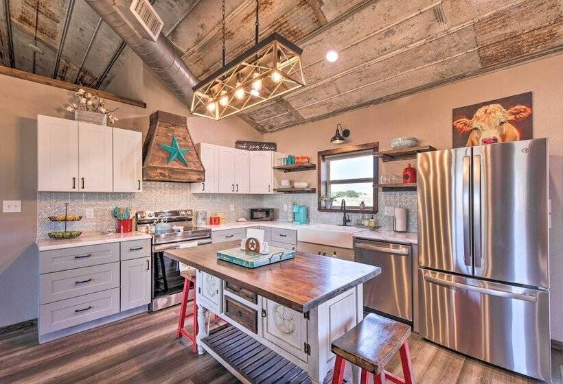 Modern Stephenville Farmhouse: 8 Mi To Dtwn!