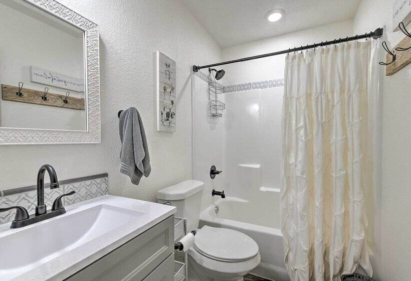 Modern Stephenville Farmhouse: 8 Mi To Dtwn!