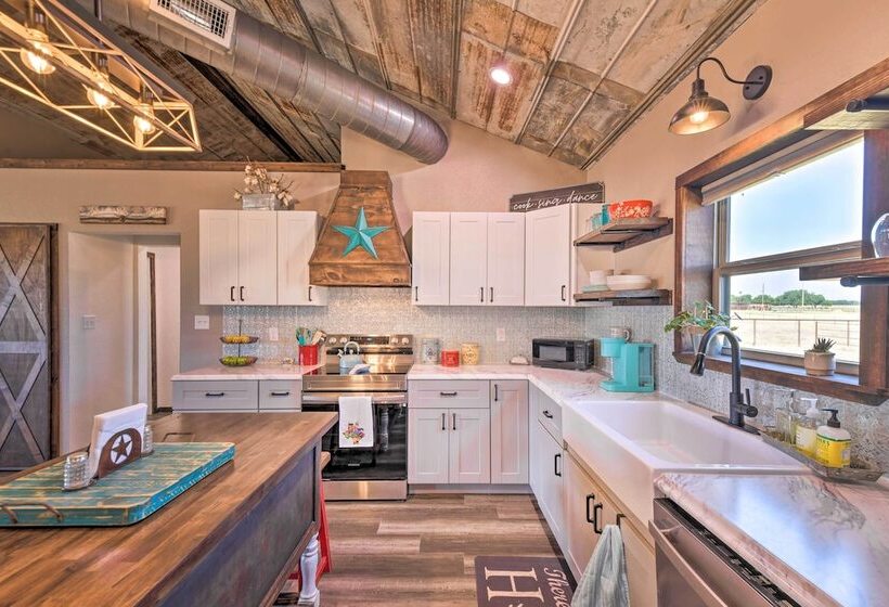 Modern Stephenville Farmhouse: 8 Mi To Dtwn!
