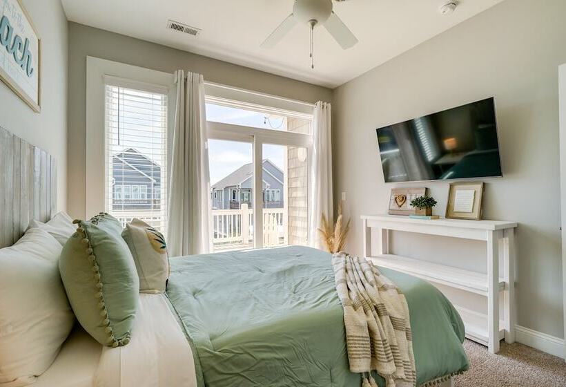 Modern Surf City Beach House W/ Hot Tub!