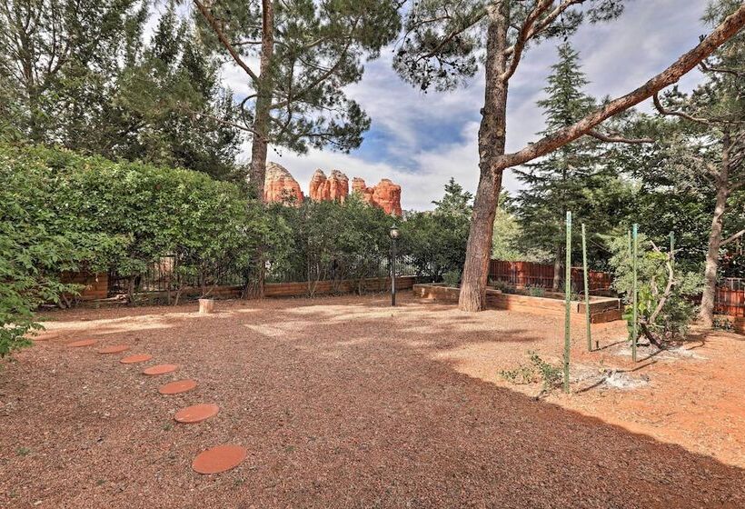 Red Rock Views: Modern Sedona Home