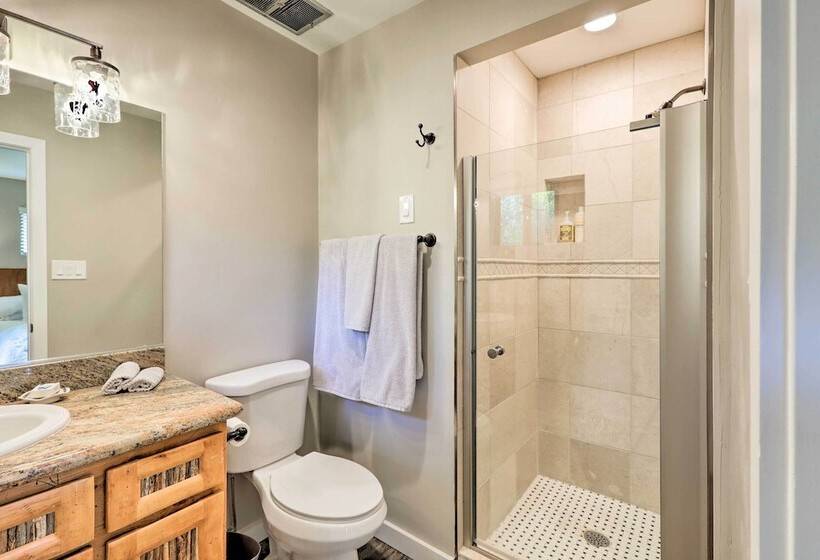 Red Rock Views: Modern Sedona Home