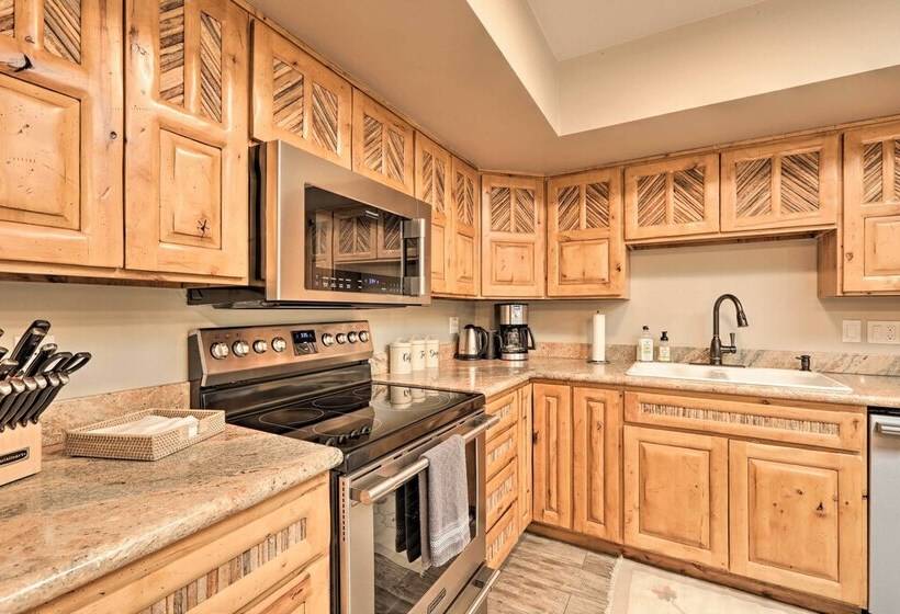 Red Rock Views: Modern Sedona Home