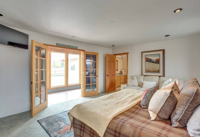 Montrose Family Home W/ Yard & Fruit Trees!