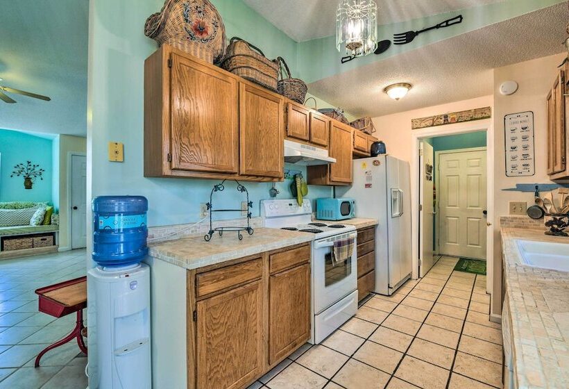 Woodsy Mooresville Getaway W/ Patio: Near Lakes!