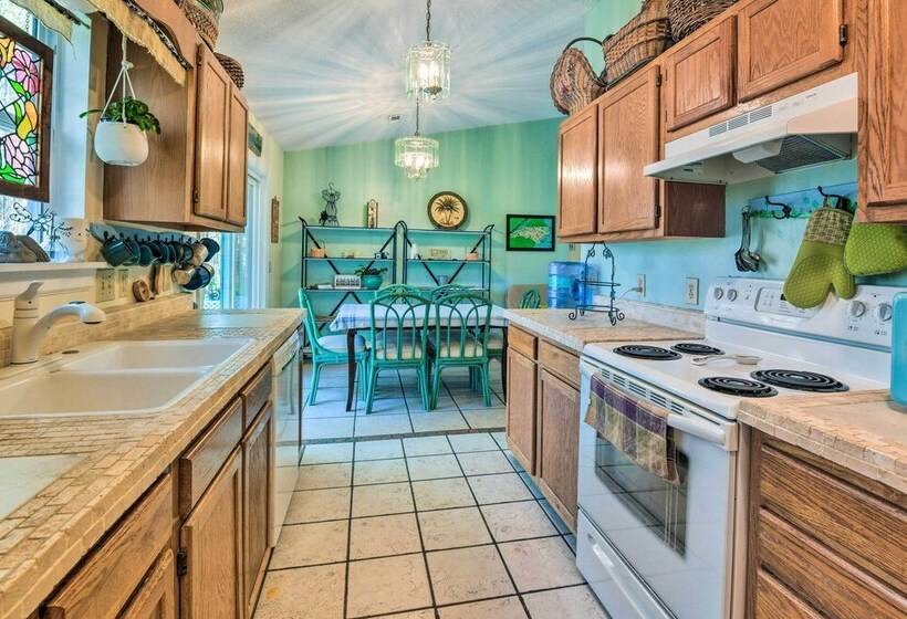 Woodsy Mooresville Getaway W/ Patio: Near Lakes!