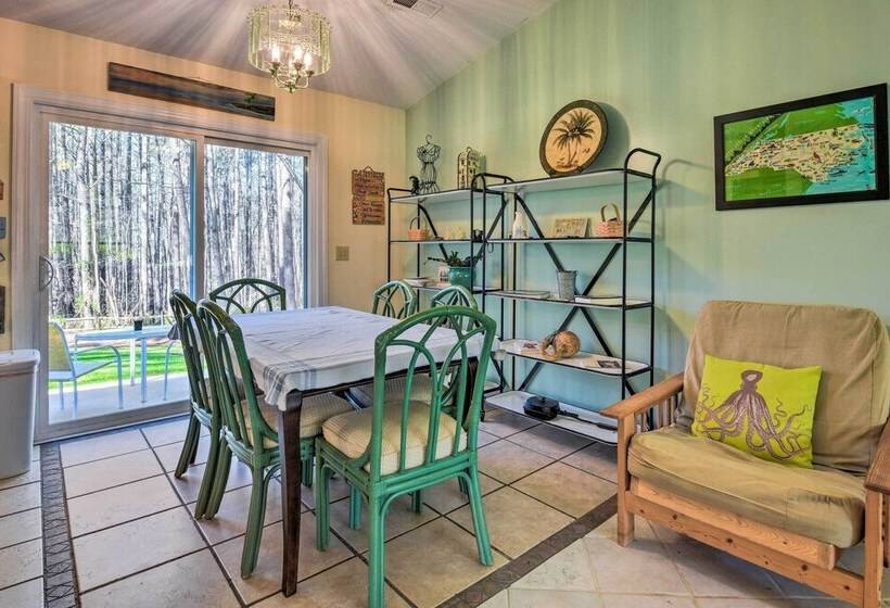 Woodsy Mooresville Getaway W/ Patio: Near Lakes!