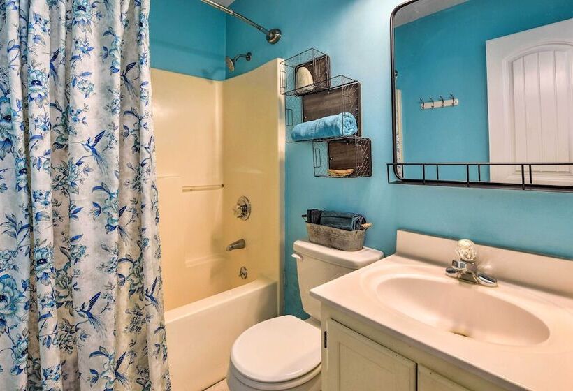 Woodsy Mooresville Getaway W/ Patio: Near Lakes!