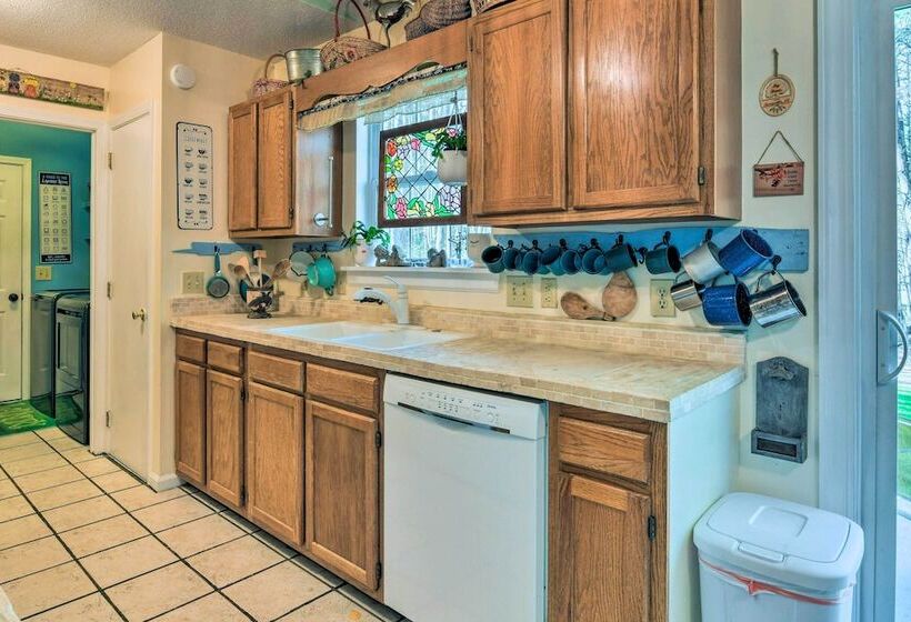 Woodsy Mooresville Getaway W/ Patio: Near Lakes!