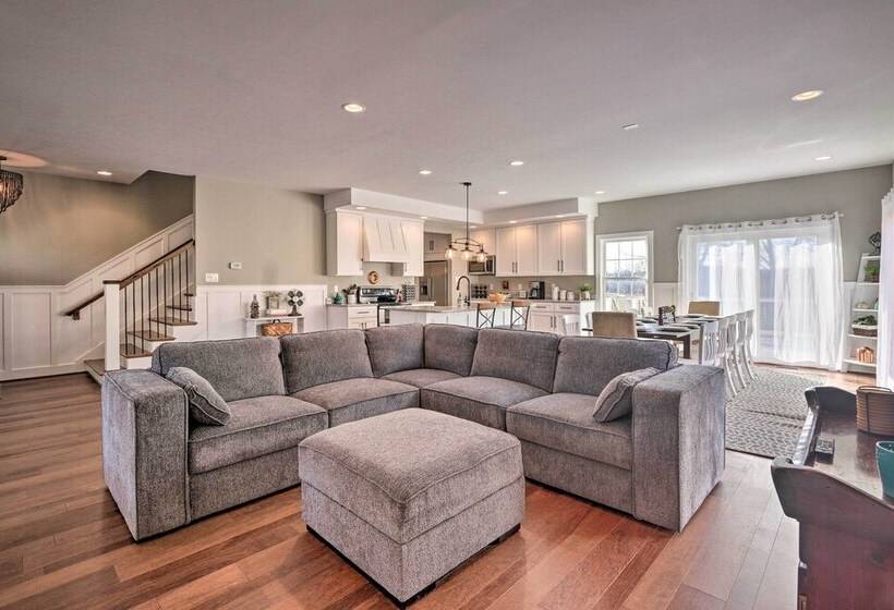 Morrisonville Manor W/ Fire Pit & Hot Tub!
