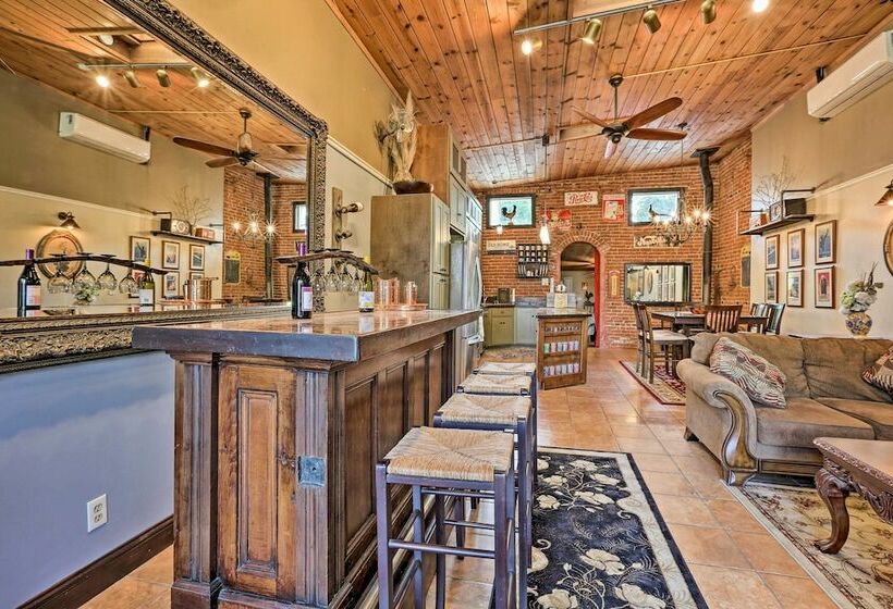 Historic Downtown Escape   Steps To Levee Park!