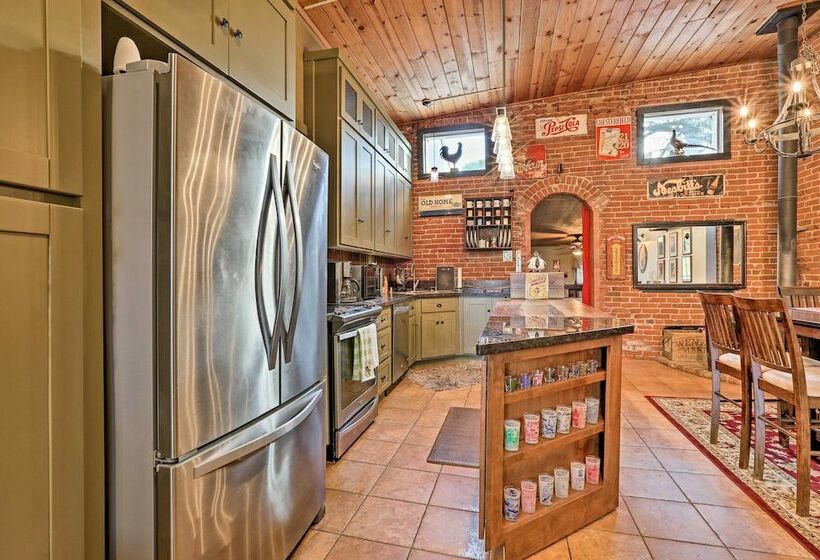 Historic Downtown Escape   Steps To Levee Park!