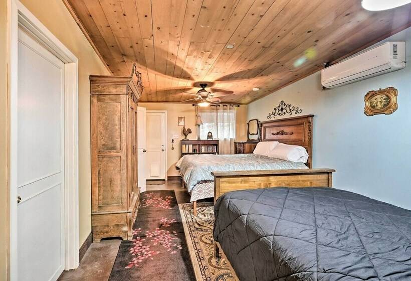 Historic Downtown Escape   Steps To Levee Park!