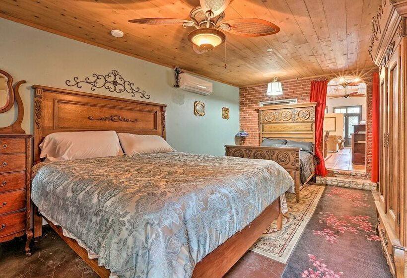 Historic Downtown Escape   Steps To Levee Park!