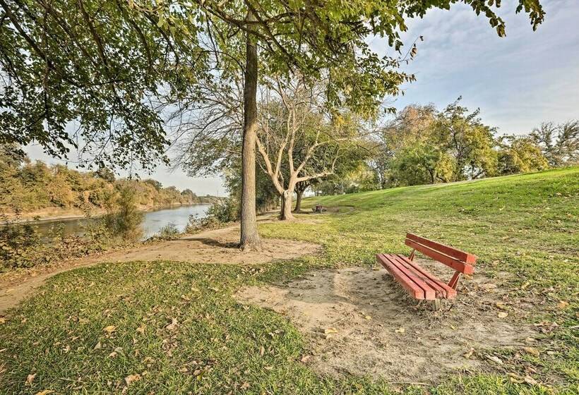 Historic Downtown Escape   Steps To Levee Park!