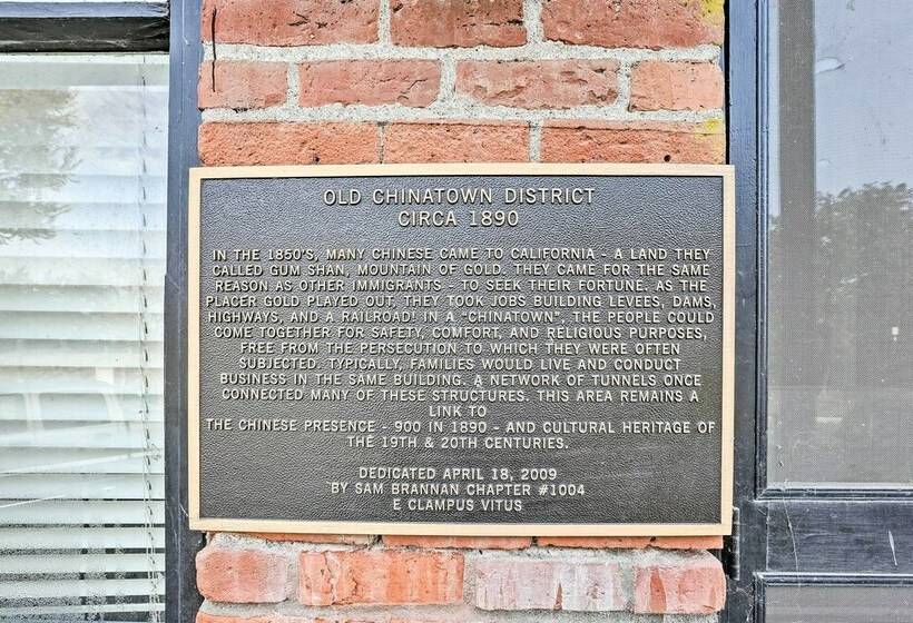 Historic Downtown Escape   Steps To Levee Park!