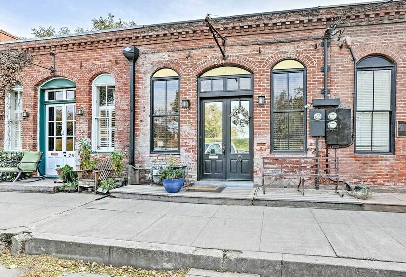 Historic Downtown Escape   Steps To Levee Park!