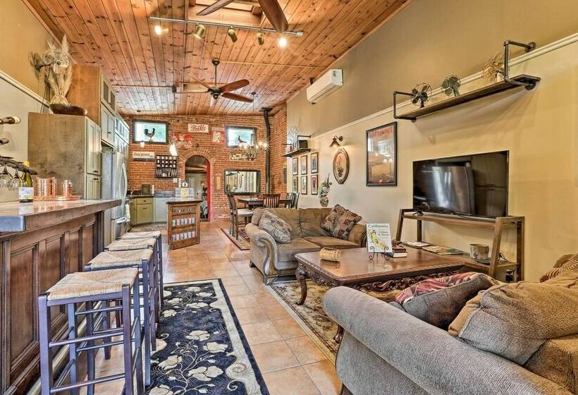 Historic Downtown Escape   Steps To Levee Park!