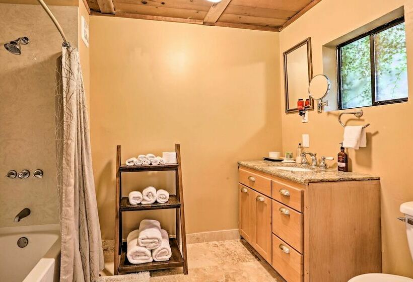 Historic Downtown Escape   Steps To Levee Park!