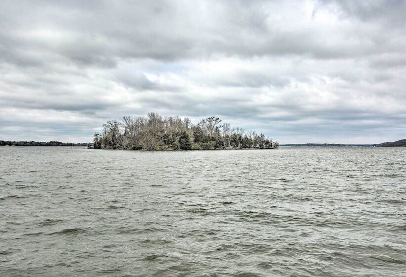 Spacious Lakefront Home W/ Fire Pit & Fun Barn!