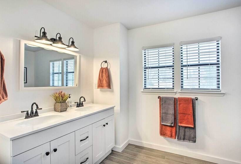 Spacious Lakefront Home W/ Fire Pit & Fun Barn!