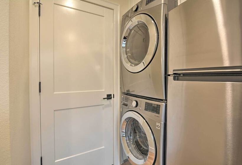 Updated & Modern House < 1 Mi To Dtwn Bentonville!