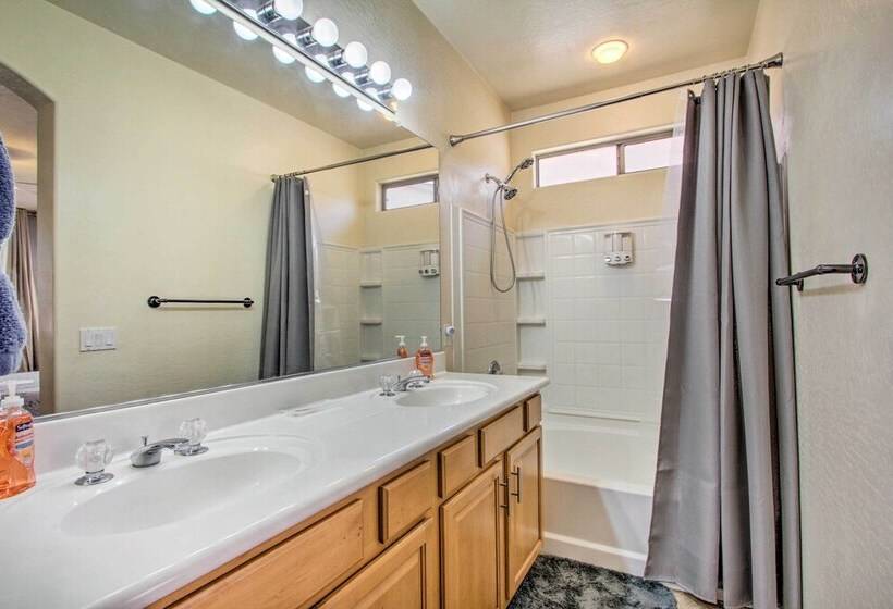 North Phoenix Home W/ Community Pools!