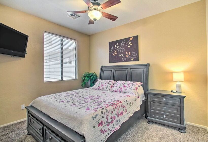 North Phoenix Home W/ Community Pools!