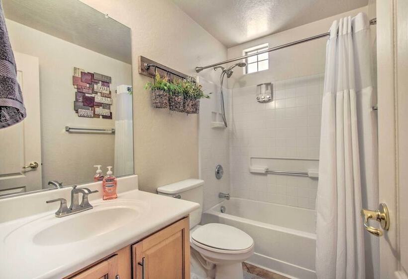 North Phoenix Home W/ Community Pools!