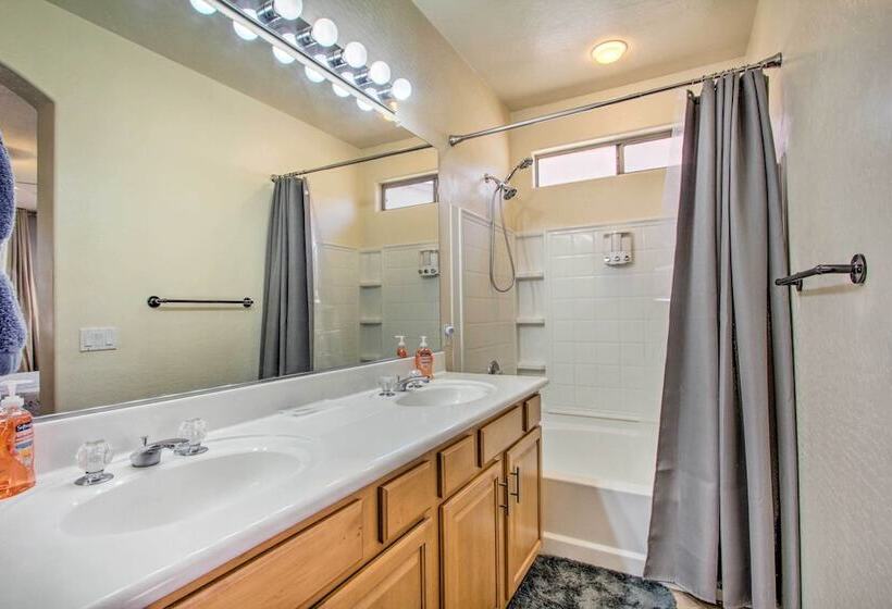 North Phoenix Home W/ Community Pools!