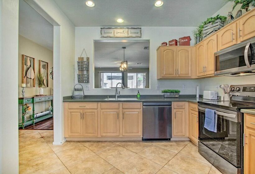 North Phoenix Home W/ Community Pools!