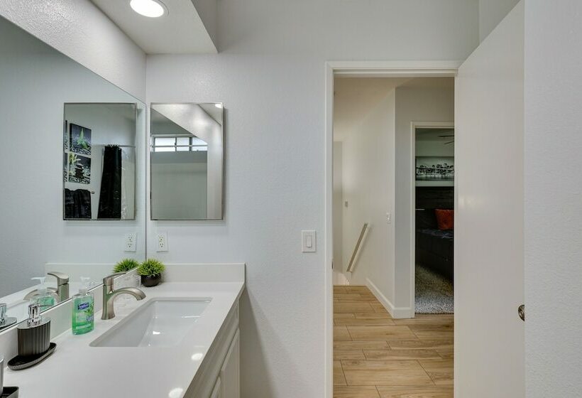 Oceanside Vacation Home W/ Gas Grill + Patio