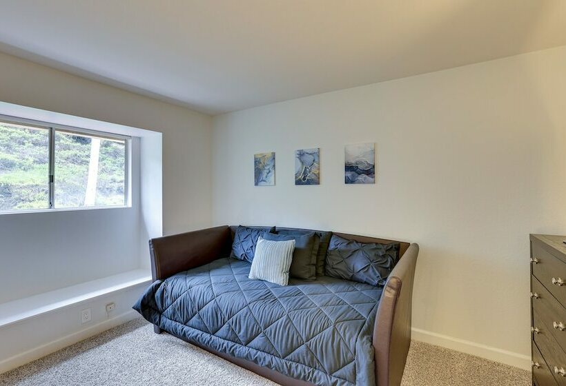 Oceanside Vacation Home W/ Gas Grill + Patio