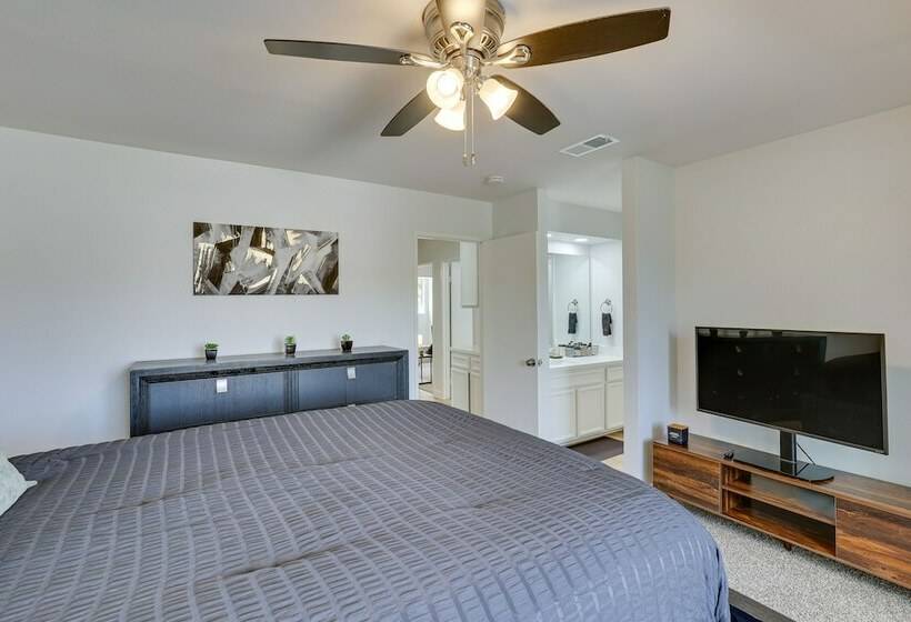 Oceanside Vacation Home W/ Gas Grill + Patio