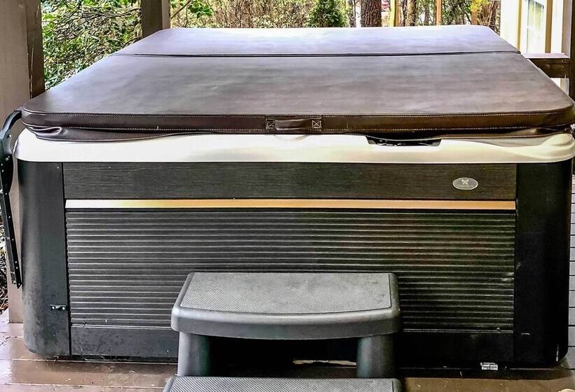 Otto Home W/ Fire Pit, Tree House & Hot Tub!