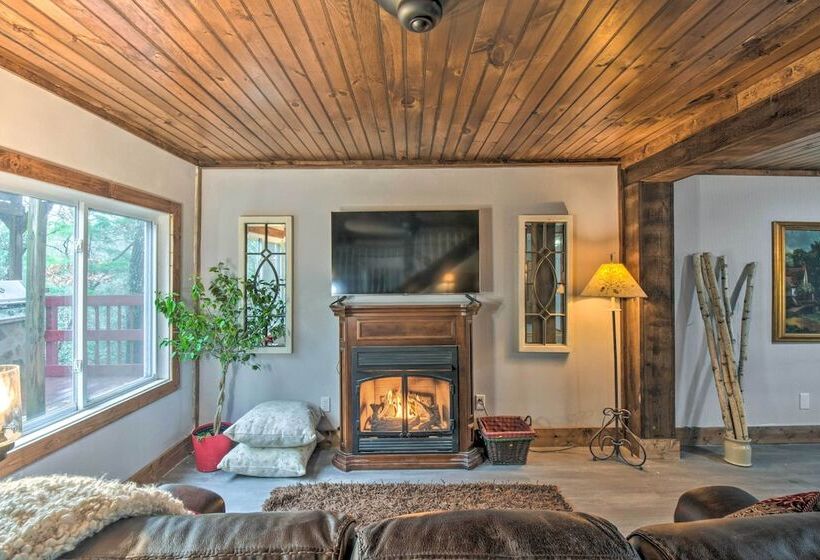 Otto Home W/ Fire Pit, Tree House & Hot Tub!