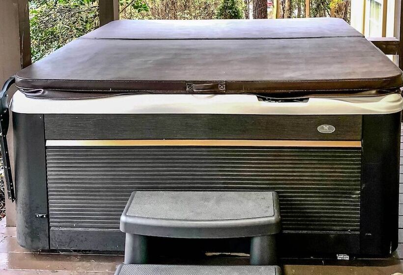 Otto Home W/ Fire Pit, Tree House & Hot Tub!