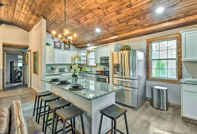 Otto Home W/ Fire Pit, Tree House & Hot Tub!