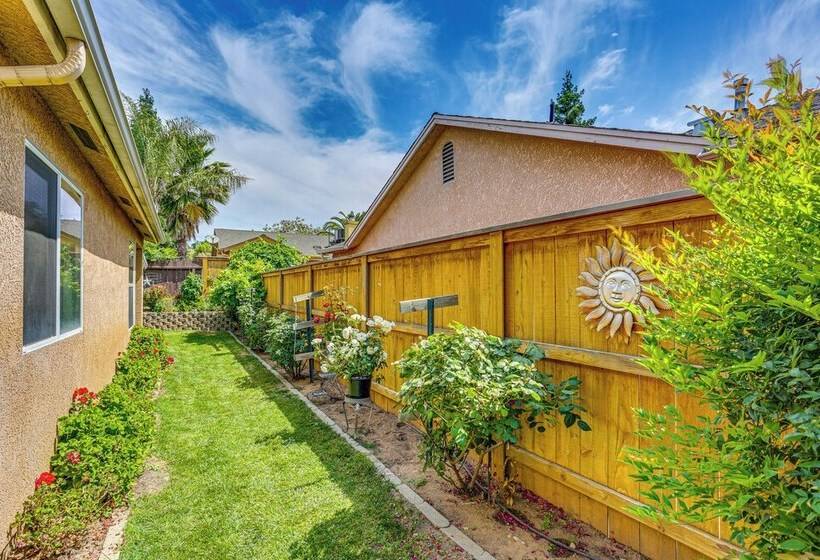 Peaceful Fresno Home, Near Popular Wineries!