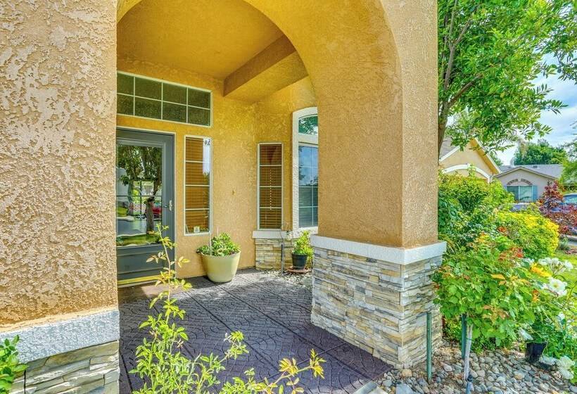 Peaceful Fresno Home, Near Popular Wineries!