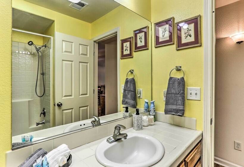 Peaceful Fresno Home, Near Popular Wineries!