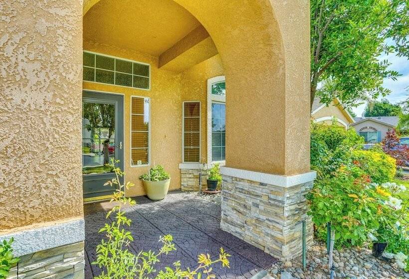 Peaceful Fresno Home, Near Popular Wineries!