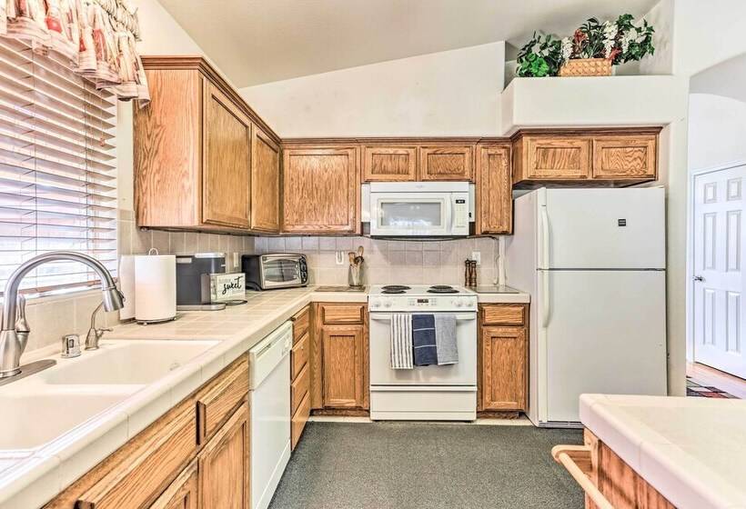 Peaceful Fresno Home, Near Popular Wineries!