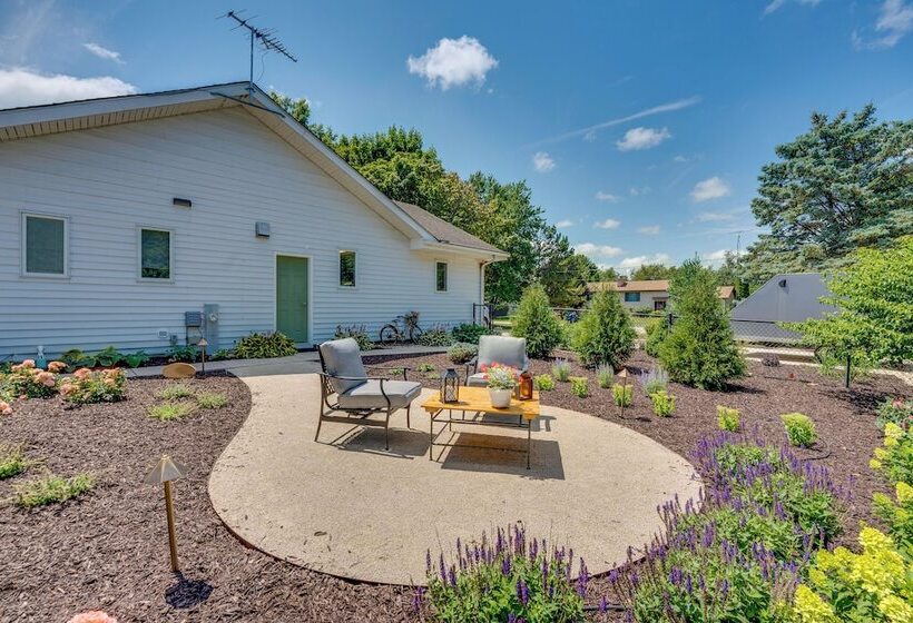 Peaceful Harvard Vacation Rental: 3 Mi To Town!