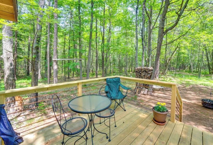 Sunroom, Deck & Grills: Marquette Cottage!