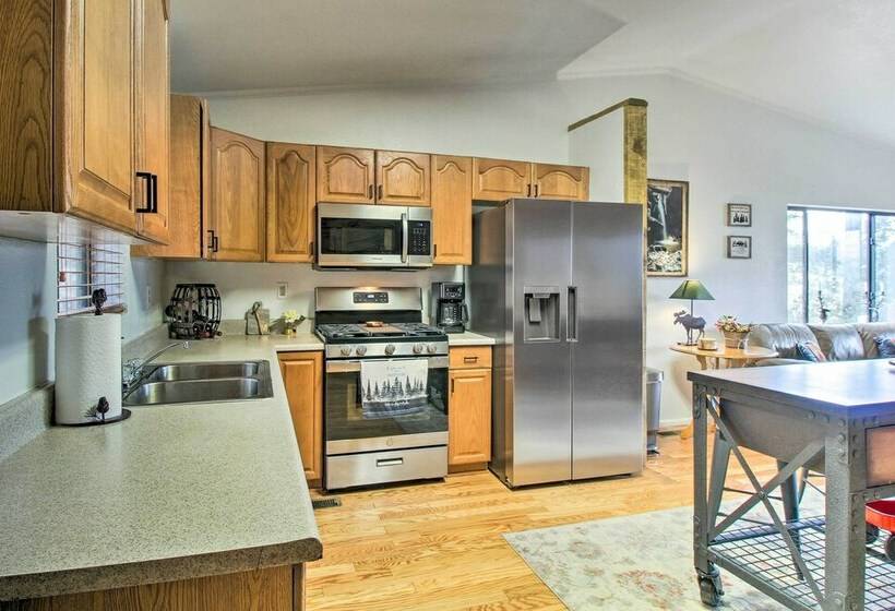 Peaceful Nutrioso Cabin Retreat W/ Mountain Views!