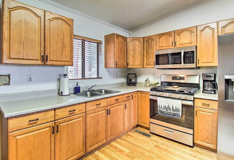 Peaceful Nutrioso Cabin Retreat W/ Mountain Views!