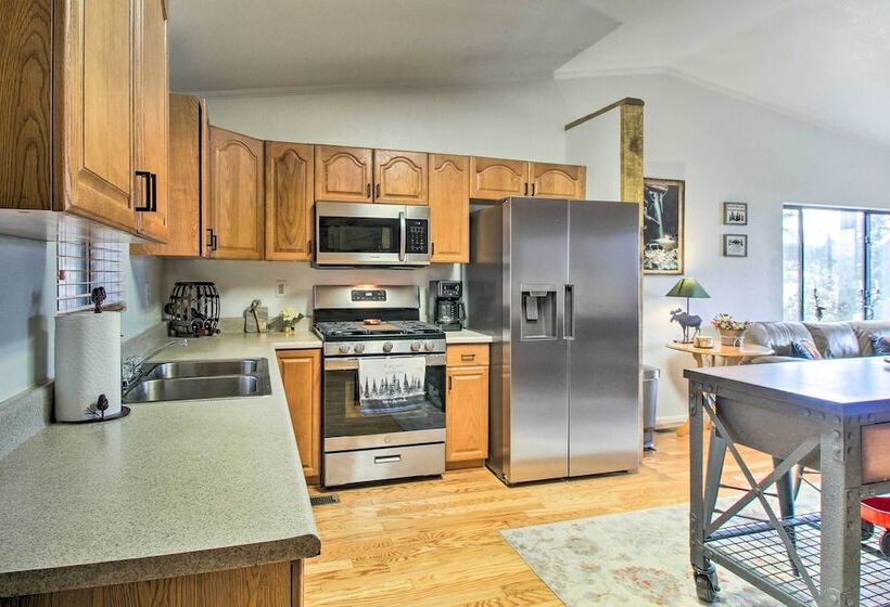 Peaceful Nutrioso Cabin Retreat W/ Mountain Views!