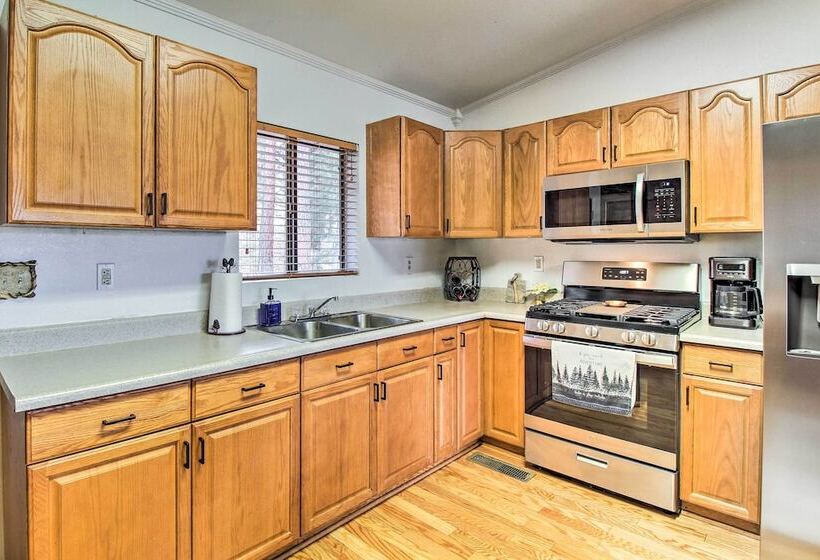 Peaceful Nutrioso Cabin Retreat W/ Mountain Views!