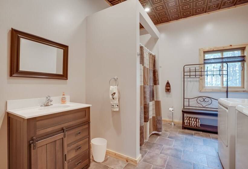 Pet Friendly Cabin Retreat: Walk To Lake Pepin!